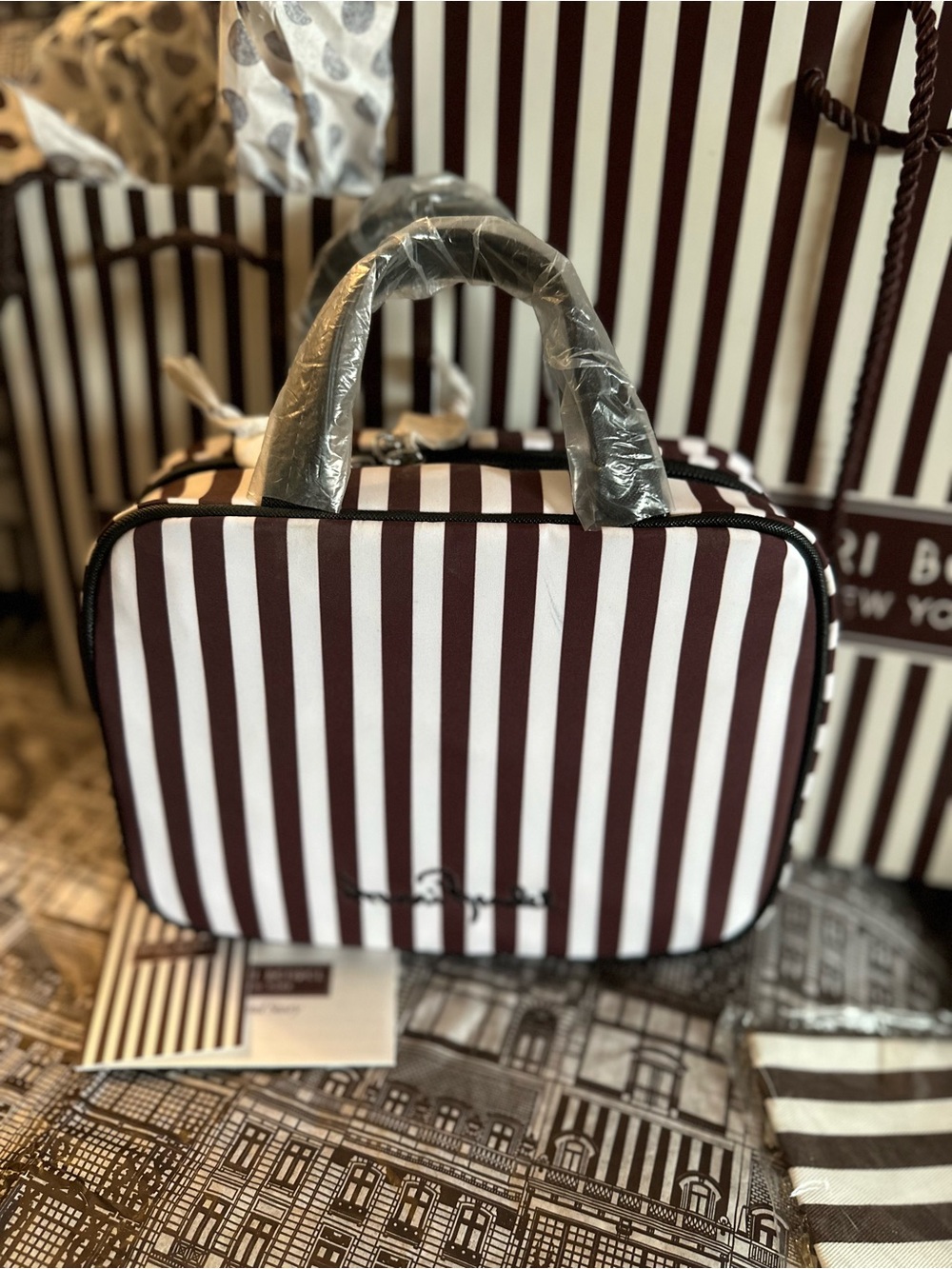 Henri Bendel, Slim Hanging Weekender-Izak Girl Print, Matching Pouch, Toiletry - Picture 3 of 14